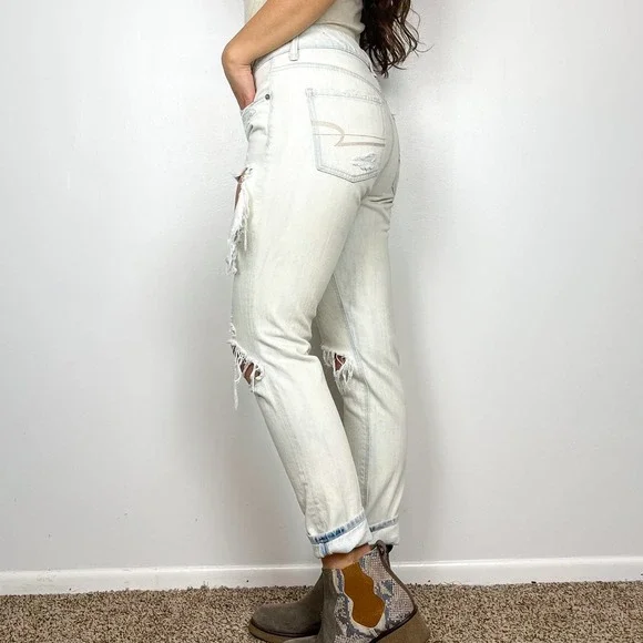 American Eagle Tomgirl Light Wash Distressed Ripped Straight Leg Jeans Size 4 - Picture 3 of 13